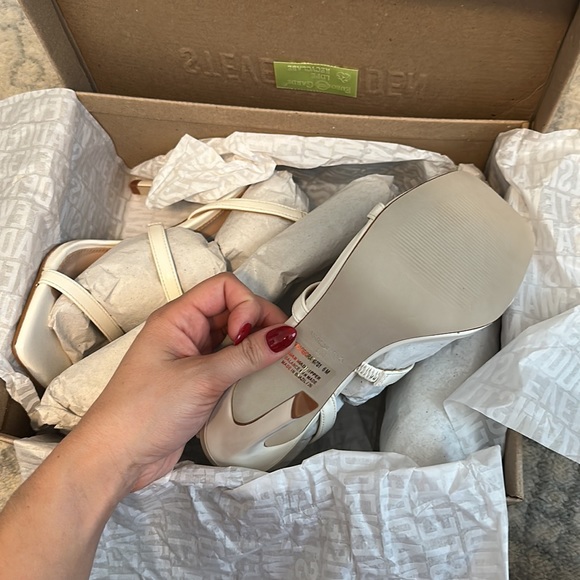 NWT STEVE MADDEN WHITE STRAPPY GRADE HEEL - Picture 4 of 4